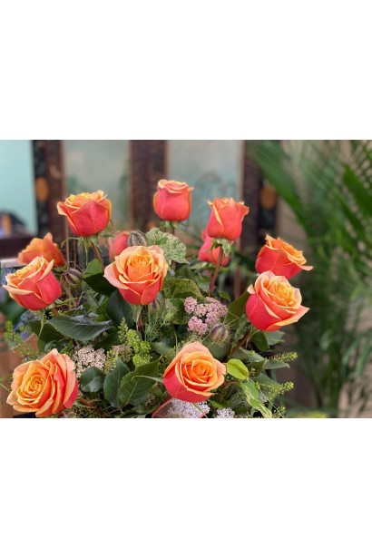 Троянда чайно-гібридна Черрі Бренді у флористичній композиції